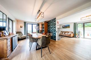 We Invest Ciney Haute-Meuse vous propose une maison rare, entièrement rénovée, située dans un cadre naturel exceptionnel avec une vue splendide sur la Lesse. Nichée dans un environnement calme et recherché de la région de Houyet, cette propriété séduira les amateurs d’espace, de confort et de nature. La maison se distingue par son architecture singulière, ses volumes généreux et sa rénovation complète réalisée avec des matériaux de qualité. Elle se compose notamment de six chambres et de trois salles de bain, offrant de nombreuses possibilités : grande maison familiale, seconde résidence de caractère, projet d’accueil, ou encore habitation avec espaces indépendants selon les besoins. Le bien bénéficie également d’une bonne performance énergétique avec un PEB C, un véritable atout pour une maison de ce type. À l’extérieur, vous profiterez d’un cadre verdoyant et privilégié, avec une vue dégagée sur la Lesse, ainsi que de plusieurs facilités de stationnement : espace parking, carport et garage. Les atouts principaux :<br />• Maison entièrement rénovée avec des matériaux de qualité<br />• Six chambres et trois salles de bain<br />• Cadre exceptionnel avec vue splendide sur la Lesse<br />• Architecture atypique et pleine de caractère<br />• Bonne performance énergétique : PEB C<br />• Environnement calme, naturel et recherché<br />• Espace parking, carport et garage<br />• Idéal pour une grande famille, une résidence secondaire ou un projet de vie au vert. Cette maison s’adresse à un acquéreur à la recherche d’un bien unique, alliant confort moderne, charme architectural et environnement privilégié. Envie d’en savoir plus ? Dossier complet et visites sur demande. Contactez notre agent Cécile au 0470/82.39.43 – cecile.v@weinvest.be