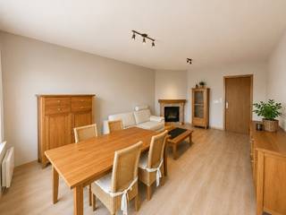omvattende een inkomhal, living, ingerichte keuken en badkamer, apart toilet, 2 slaapkamers, berging, garage en terras<br /><br />HP = 620 €/maand<br />voorschot HL = 40 €/maand