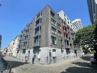 Dit gerenoveerd en gemeubeld appartement, opgeleverd in 2009 is gelegen op wandelafstand van de Nieuwstraat, metro Rogier en Yser,...