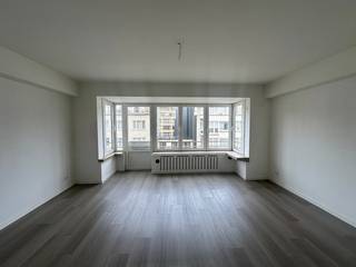 Dit gezellige duplex appartement is gelegen op de zevende verdieping van een goed onderhouden gebouw in de Koningsstraat 24. Het beschikt over 2 slaapkamers en is onmiddellijk beschikbaar. Er is een lift aanwezig in het gebouw. <br />De huurprijs bedraagt €795 per maand, met een bijkomende kost van €50 voor de algemene onkosten en voorschot €100 voor verwarming en water per maand.<br />Dit appartement is ideaal voor een alleenstaande of een stel dat op zoek is naar een comfortabele en goed gelegen woning in Oostende. <br />Contacteer ons voor meer informatie of om een bezichtiging in te plannen!