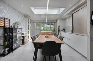 Cette maison bien entretenue et techniquement entièrement conforme est située dans un endroit facilement accessible à Heule, le long de la Steenstraat. Grâce à son aménagement pratique, ses espaces de vie spacieux et son espace extérieur agréable, cette propriété est une maison familiale idéale.Disposition : Rez-de-chaussée : - Espace de vie - Cuisine entièrement équipée - Salle de bain avec baignoire, douche, toilettes et meuble vasque - Jardin confortable avec terrasse et coin salon confortable- Couloir de rangement, idéal pour le rangement Premier étage :- 2 chambres spacieuses Deuxième étage - Espace mansardé spacieux, idéal comme troisième chambre, salle de loisirs ou espace de rangement Techniquement, la maison est en excellent état et répond à toutes les exigences de conformité en vigueur, ce qui garantit un achat sans souci.Registre des mesures: non