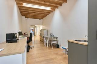 <p><strong>Gerenoveerd handelspand met bovengelegen duplex. Gelijkvloerse handelsruimte (50m²) met o.a. terras en kelder. Duplex (78 m²) met o.a. 1 ruime slpk, rustig zonneterras (zuid) en hoge plafonds. Elektriciteit conform. EPC handel label C + EPC duplex label C (208). Asbestveilig. 2 autostaanplaatsen optioneel bij aan te kopen aan 19.000 euro, toegankelijk via Collegestraat (hoek om). <br /></strong></p>
<p><strong>Zowel de handelsruimte als het duplexapp. zijn verhuurd aan respectievelijk 820 + 795 €/m (=€ 1.615). Deze huurprijs werd geïndexeerd en geeft een bruto rendement van 5,7%. € 19.380 (=€1.615 x 12m)/ €339.838 (€299.000 + €40.838 aankoopkosten) x 100 = 5,7%.<br /></strong></p>
<p><strong>In realiteit is één van de staplaatsen inbegrepen in het huurcontract van de duplex. (niet inbegrepen in rendementsberekening aangezien staplaatsen optioneel zijn aan te kopen).</strong></p>
<p><strong>Ligging:</strong><span> </span><span>Erg centrale ligging in hartje Herentals op wandelafstand van het station en openbaar vervoer en omringd door horeca- en winkelgelegenheden. Verder optimale ontsluiting naar omliggende dorpen/steden met vlotte verbinding via Ring naar E313. Commerciële ligging. <br /><br /><strong>Indeling: -1:</strong> kelderruimte (via winkel).<strong> 0:</strong> inkom, etalageruimte, winkel-en open atelierruimte. Toilet. Aparte inkom naar duplex.<strong> +1: </strong>leefruimte met open keuken, terras.<strong> +2: </strong>ruime slaapkamer. Douchekamer. Apart toilet. Wasruimte/wasplaats. <strong>Via Collegestraat</strong> toegang naar 2 autostaanplaatsen (optioneel)<br /><br /><strong>Beschrijving: </strong>Via een overdekte sas met langs weerzijden de vitrine betreedt je de winkelruimte voorzien van parketvloer. De ruimte beschikt over een aangename hoogte en trekt zowel langs het platte dak achteraan als langs de zuid-geörienteerde achtergevel veel licht naar binnen. Een zolderval geeft nog toegang tot een kelderruimte en het plafond is voorzien van spots. Verder is er nog een wastafel alsook een apart toilet en geniet je achteraan van een aangenaam terras. De overdekte sas vooraan geeft hiernaast ook toegang tot de private inkom van het duplex-appartement. Via de binnentrap betreed je meteen de leefruimte met open keuken. Hier werd net zoals op de dakverdieping de parktvloer doorgetrokken. Achteraan geniet je van een ruim zonneterras met een zuidelijke oriëntatie en opvallend weinig inkijk met ruim zicht. De open trap i/d leefruimte brengt je tot in de slaapverdieping. Deze werd volledig ingewerkt tot onder het dak waardoor van een erg ruimtegevoel geniet. Hier beschik je verder over een sanitaire hoek, waar de ruime wastafel voorzien werd in combinatie met ruimte voor wasmachine, alsook een apart toilet en aparte douche. <br /><br /><strong>Het gebouw werd grondig gerenoveerd ca. 2014. Zowel de volledige structuur (dak + gebinte, tussenvloeren, dakbedekking, onderdak,...) alsook energetische ingrepen (isolatie daken, deel v/d muren, verwarming,...) werden grondig doorgevoerd. </strong><br /><br /><strong>Vlak om de hoek v/d straat kan je bovendien nog het gebouw inrijden (Collegestraat) waar je nog toegang hebt tot 2 overdekte autostaanplaatsen. Dit geeft ook de mogelijkheid tot extra bergruimte. Deze zijn optioneel bij aan te kopen aan 19.000 euro. </strong><br /><br /><em>Bijzondere informatieplicht: in aanvraag </em></span></p>