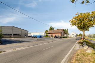 Karaktervol kantoorgebouw met authentieke uitstraling<br /><br />Dit karaktervolle pand was oorspronkelijk een woning en is doorheen de jaren uitgegroeid tot een volwaardig kantoorgebouw. Hierdoor combineert het de warme uitstraling van een residentieel gebouw met de functionaliteit van een professionele werkomgeving.<br /><br />Het gebouw beschikt over meerdere kantoorruimtes die flexibel kunnen worden ingericht en is uitermate geschikt voor vrije beroepen, dienstverlenende bedrijven of ondernemingen die op zoek zijn naar een representatieve locatie.<br /><br />Dankzij de huiselijke architectuur genieten medewerkers en bezoekers van een aangename en uitnodigende werkomgeving, terwijl de praktische indeling tal van mogelijkheden biedt voor kantoren, vergaderruimtes en ondersteunende functies.<br /><br />Troeven van het gebouw<br /><br />Voormalige woning met karaktervolle uitstraling<br />Volledig ingericht als professioneel kantoorgebouw<br />Flexibele kantoorindeling<br />Geschikt voor diverse sectoren en vrije beroepen<br />Representatieve uitstraling voor klanten en bezoekers<br />Tal van mogelijkheden voor eigen gebruik of investering<br /><br />Bent u op zoek naar een gebouw met karakter en een professionele uitstraling? Dan biedt deze eigendom een unieke opportuniteit.<br /><br />De algemene voorwaarden van Dewaele DIY kunt u steeds raadplegen via dewaele.com.<br /><br />Bestuursmaatregelen in het maatregelenregister: nee