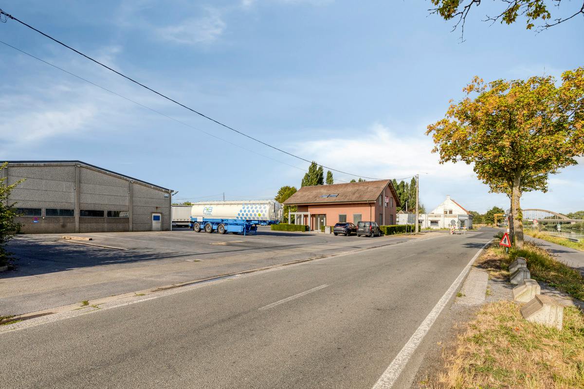 Kantoor met loods en apart sanitair blok - foto 1