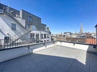 Brussel: Ruim 2 slaapkamer appartement in het centrum van Brussel, gelegen aan de Grote Markt.<br />Dit appartement bevindt zich op de 6de verdieping en is in de nabijheid van openbaar vervoer, scholen en winkels.<br /><br />Het appartement bestaat uit een ruime inkomhal, open en geïnstalleerde keuken en een ruime leefruimte met polyvalante ruimte (mezzanine). <br />Verder telt dit appartement een slaapkamer met aansluitende badkamer, een tweede slaapkamer met mezzanine, een aparte douchekamer en een berging. <br /><br />U geniet ook van een autostaanplaats en een kelder, inbegrepen in de huurprijs.<br /><br />De maandelijkse lasten bedragen 200 euro en omvat een provisie voor het onderhoud van de gemeenschappelijke delen, privatieve verwarming en warm water. <br /><br />Wenst u dit pand te bezoeken? Dien dan uw aanvraag in via de website.