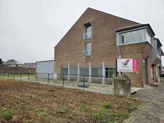 <p><strong>Te huur: handelspand Meeuwen – Hoogstraat 7</strong><br /><br />Dit gerenoveerde handelspand van 200 m² is gelegen in het centrum van Meeuwen. Het pand biedt diverse ruimtes geschikt voor een variëteit aan activiteiten. De indeling omvat onder meer open werkruimtes, kantoren, sanitaire voorzieningen en opslagruimtes. <br /><br />Indeling: <br />• Gelijkvloers ca. 200 m² met open ruimtes, keuken, 3 afgesloten kantoren, technische ruimte en opslag.<br />• Buitenterrein/Private parking achter - parkeergelegenheid voor de deur<br />• Airconditioning en centrale verwarming (aardgas)<br /><br />Troeven:<br />• Zicht locatie<br />• Tal van activiteiten mogelijk<br />• Onmiddellijk beschikbaar<br />• Centrum Meeuwen<br /><br />Huurprijs: € 1.200,- per maand (excl. kosten & OV)<br /><br />Voor meer informatie en/of een bezichtiging: info@jansenrealestate.be of 011/39 90 50.</p>