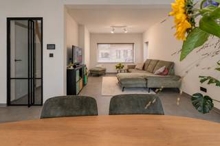 In de Geeststraat, in het groene en landelijke Moerzeke, vinden we deze volledig vernieuwde, energiezuinige en instapklare woning met tuin terug.<br />De gelijkvloerse verdieping biedt een ruime, open leefruimte met gezellige zit- en eetplaats, aansluitend op de moderne, volledig uitgeruste keuken. De grote raampartijen zorgen voor veel natuurlijk licht en een aangenaam contact met de tuin. Verder zijn er een praktische was-/bergruimte en een apart toilet.<br />Op de verdieping bevinden zich 2 slaapkamers en een stijlvolle badkamer met dubbel lavabomeubel, inloopdouche en ligbad. De zolderverdieping biedt bijkomend potentieel en kan verder worden ingericht als extra slaapkamer, bureau, hobbyruimte of polyvalente ruimte. Bovendien is er een volledige ingerichte en droge kelder. <br />Buiten beschikt de woning over een tuin, eigen oprit en een bijgebouw. Een ideale thuis voor wie comfortabel en instapklaar wil wonen in een rustige, landelijke omgeving, met tegelijk nog ruimte om de woning verder naar eigen wensen in te vullen.<br /><u>Troeven:</u><br />Vloerverwarming op de gelijkvloerse verdieping<br />Zonneboiler<br />Volledig uitgeruste keuken<br />Groene en rustige ligging<br /><u>Verplichte vermeldingen</u><br />Elektrische keuring: <strong>conform volgens het AREI.</strong><br /><strong>EPC label A, </strong>99 kWh (m2 jaar) (GEEN renovatieplicht), <strong>178m2 bruto bewoonbare oppervlakte</strong> volgens het EPC. <br />Stedenbouw: in aanvraag ; woongebied, geen verkavelingsvergunning, geen rechtelijke herstelmaatregel of bestuurlijke maatregel, geen overstromingsgevoeligheid: P- score: A, G- score: A. Niet-Asbestveilig: dit gaat over een drainagebuis in de kleder die 'zorgvuldig dient beheerd te worden' en 1 rookgaskanaal in asbestcement dat dient 'verwijderd' te worden, deze valt onder de mijlpaal van 2034.<br /><strong>Mis deze niet en meld je aan voor een persoonlijke rondleiding via taghnee@ocvastgoed.be of via +32 475 42 89 58.</strong><br />