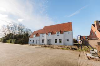 Prachtige nieuwbouwwoning in de Jan Breidelstraat, in het hart van Oostkamp!Nog 2 van de 3 woningen beschikbaar! Reeds 33% verkocht en momenteel in...