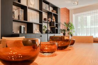 Cet appartement spacieux a été construit à partir de matériaux durables. La sensation d’espace est garantie par ses belles hauteurs sous plafond (3m15) et la lumière douce crée une expérience de vie merveilleuse.<br /><br />Rez-de-chaussée : hall d’entrée, salon spacieux avec de grandes fenêtres avec stores automatiques, une cuisine ouverte magnifiquement installée, une buanderie, un débarras avec toutes les connexions. Deux belles chambres avec de spacieux placards sur mesure, une salle de bain et une salle d’eau. Il est possible de créer une chambre supplémentaire et une salle de douche.<br /><br />Il y a une terrasse à l’arrière, avec la possibilité de prévoir une deuxième terrasse à l’avant. <br /><br />L’intérieur élégant et la finition de haute qualité sont magnifiques en combinaison avec la surface spacieuse (à l’origine, il s’agissait de deux appartements) et son emplacement central à Knokke.<br />Les commerces, les écoles, les transports en commun et la plage sont facilement accessibles.<br /><br />Il existe une possibilité de reprise d’un fonds d’entreprise.