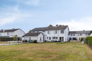 In een aangename, kindvriendelijke buurt van Ninove bevindt zich deze rustig gelegen halfopen eengezinswoning. De woning werd reeds op...