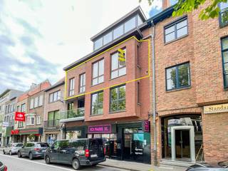 Op UITERST GUNSTIGE LIGGING in centrum Zottegem vinden we dit INSTAPKLAAR APPARTEMENT met 3 SLAAPKAMERS.<br />Deze eigendom werd steeds ZEER GOED ONDERHOUDEN en is AFGEWERKT MET KWALITATIEVE MATERIALEN.<br />Dit RUIM APPARTEMENT heeft een bewoonbare oppervlakte van +-123m² en is verdeeld over de inkom met gastentoilet, LICHTRIJKE WOONKAMER, INGERICHTE KEUKEN, bergruimte, 3 SLAAPKAMERS en een badkamer.  Lift aanwezig!<br />Kortom de IDEALE NIEUWE THUIS OF INVESTERINGSEIGENDOM (verhuurd aan <strong>885 euro/maand</strong>)!<br /><br />Adres: Heldenlaan 17 te Zottegem