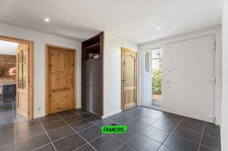 In het charmante Westouter, op rustige ligging doch vlakbij de dorpskern bevindt zich deze vrijstaande bungalowwoning! Dit perceel heeft een...