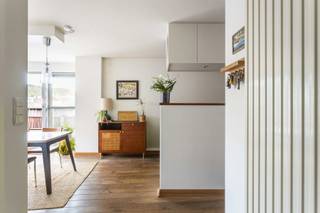 Te koop te GERAARDSBERGEN
Verkoopsinfo : Pieter Cardoen 0475 36 12 52, pieter@cornelis-goeman.be
Dit instapklaar duplex, dakappartement in deze kleine residentie is o.a. toegankelijk via de lift tot de bovenverdieping. Via de inkomhal ( + gastentoilet) komt u in de ruime en lichtrijke woonruimte met open keuken. Deze keuken omvat alle hedendaags comfort en werd stijlvol ingericht met o.a authentieke cementtegels.
Via het grote schuifraam komt u op het ruime dakterras waarop u op elk moment (van 's ochtends tot zonsondergang) van de dag kan genieten van de zon en het zicht op stad.
De woonruimte (+ airco) heeft ook een grote raampartij wat resulteert in een aangename leefruimte, met aansluitend ook nog een berging (o.a. plaats voor wasmachine)
De bovenverdieping omvat de nachthal, twee slaapkamers (+ airco) en badkamer (met dubbele , wastafel, toilet, inloopdouche, ...)
Bijkomende troeven:
- instapklaar
- lichtrijk
- op wandelafstand van verschillende scholen, de markt en handelscentrum
- beschikbaar bij akte
- enig appartement op bovenverdieping, dus geen naast buren
- mogelijkheid op bijkomend ook nog een overdekte garageplaats aan te kopen (niet inbegrepen in vermelde prijs)
Interesse in bijkomende info of een bezoek ? Klink dan op de button " infoaanvraag/afspraak" op deze pagina.
Vermelde afmetingen in deze advertentie zijn informatief en niet bindend.