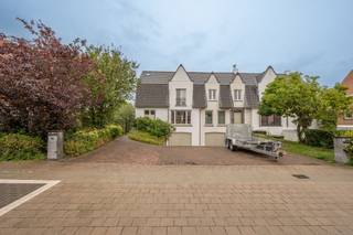 Deze prachtige, statige woning wordt gekenmerkt door zijn ruimte en zijn unieke en rustige ligging nabij de Damse Vaart en het centrum Brugge...