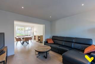 Recent gerenoveerde en instapklare woning!Deze gezellige gezinswoning is gelegen net buiten het centrum in de nabijheid van scholen, openbaar vervoer...