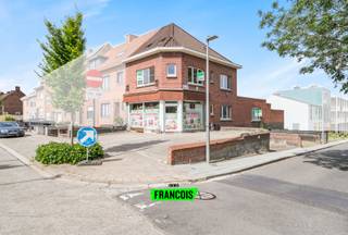 Statige hoek-en handelwoning in een rustige woonwijk te Kortrijk. Deze eigendom is voorzien van voldoende parkeerruimte om uw wagen(s) te stationeren. <br /><br />Bij het binnenkomen komt u terecht in de handelsruimte of inkomhal. Aansluitend op de handelsruimte komen we in de keuken met eethoek. Naast de keuken vinden we de gezellige leefruimte met zicht op het ruimte terras. Op het gelijkvloers vinden we nog een badkamer terug. <br /><br />Ook op de 1ste verdieping vinden we nog een 2de badkamer en 2 slaapkamers. Er is ook een vaste trap naar zolder die u de mogelijkheid biedt een 3de of 4de slaapkamer te creëren. De woonst is volledig onderkelderd.<br /><br />Deze eigendom biedt enorm veel mogelijkheden door het volume die het omvat. <br /><br />Wenst u deze eigendom te bezoeken?<br /><br />Aarzel dan niet en plan uw bezoek in!<br /><br />