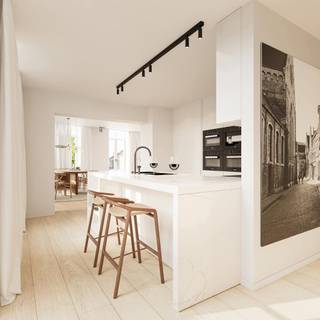 HIGH-END HOEKAPPARTEMENT met ZONNETERRAS &amp; zicht op de Dijver.
Dit uitzonderlijk afgewerkte hoekappartement met een totale bruto oppervlakte van 177 m2 bevindt zich op de eerste verdieping en beschikt over 2 ruime slaapkamers, 2 ensuite badkamers en een uniek zonneterras met fenomenaal uitzicht op de Dijver.
Het appartement omvat een inkomhal met vestiaire, een lichtrijke leefruimte met prachtig zicht op het water en een volledig uitgeruste open keuken met hoogwaardige Miele-toestellen. Beide slaapkamers beschikken over maatkasten en een luxueuze ensuite badkamer, afgewerkt met onder meer mortex, Vola-kraanwerk en travertin. Verder zijn er een berging/wasplaats en afzonderlijk toilet.
De hoogwaardige afwerking omvat eiken parket, Dark-verlichting, vloerverwarming, airconditioning, warmtepomp, domotica, videoparlofonie, blokkaderdeuren en glazen deuren in stalen kader. Het appartement wordt voorzien van nieuw schrijnwerk met dubbel glas. Verder zijn er een lift, private berging en gemeenschappelijke fietsenberging.
Er is tevens mogelijkheid tot aankoop van één of meerdere autostaanplaatsen in het gebouw.
Kopers hebben inspraak in de keuze van de afwerking binnen een ruim voorzien budget.
Een exclusief appartement waar luxe, licht en een unieke ligging aan het water samenkomen.