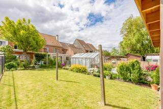 Op een gunstige locatie in Beveren vindt u deze ruime gesloten bebouwing met <strong>inpandige garage</strong> en een bijzonder praktische indeling, ideaal voor wie comfort wil combineren met toekomstmogelijkheden.<br /><br />Bij het binnenkomen valt meteen de aangename lichtinval op in de leefruimte, gelegen aan de rechterzijde van de woning. Deze ruimte loopt naadloos over in de keuken en creëert zo een gezellige en open leefomgeving. Aansluitend bevindt zich een ruime, praktische berging en een gastentoilet. Daarnaast is er eveneens een kelder aanwezig, ideaal als extra bergruimte of voorraadplaats.<br /><br />Op de eerste verdieping zijn er <strong>drie volwaardige slaapkamers</strong> en een ruime badkamer. Extra troef is de bijkomende bergruimte, die perfect kan dienen als dressing of extra opbergmogelijkheid.<br /><br />De zolderverdieping biedt een mooie opportuniteit: mits het plaatsen van een vaste trap kan deze ruimte worden ingericht als extra slaapkamers, bureau of hobbyruimte, volledig naar eigen wens in te richten.<br /><br />Buiten geniet u van een aangename en ruime tuin. Een <strong>bijkomende troef </strong>is het praktische poortje achteraan de tuin, waardoor u vlot toegang heeft voor fietsen of tuinafval. De woning beschikt bovendien over een inpandige garage, wat zorgt voor extra comfort en functionaliteit.<br /><br />Deze woning combineert een <strong>sterke basis </strong>met veel ruimte en tal van mogelijkheden, en dit op een centrale en gegeerde ligging in Beveren.<br /><br />Voor meer informatie of een bezoek kunt u contact opnemen met Emily via 0468 30 00 32 of via emily@claves.be.<br />