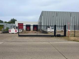 Alleenstaand polyvalent bedrijfsgebouw voorzien van magazijn met laadkdes en kantoren/showroom.Strategische ligging in Malle op een terrein van ca...