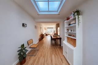 <p>Deze gezellige en instapklare woning is gelegen in een autoluwe straat, op wandelafstand van Fort V en combineert een aangename leefruimte met een gezellige stadstuin.<br />Dankzij de grote raampartijen geniet de woning van bijzonder veel natuurlijke lichtinval.</p>
<p><strong>GELIJKVLOERS<br /></strong>Op het gelijkvloers bevindt zich de <strong>inkomhal van 8m²</strong> met vestiaire, gevolgd door de ruime <strong>woonkamer van 31m²</strong> op vinylparket.<br />De open <strong>keuken van 8m²</strong> sluit mooi aan op de leefruimte en is uitgerust met een 5-pits gaskookplaat, koelkast, vaatwasser, dampkap en dubbele spoelbak.<br />Aansluitend is er een praktische <strong>wasplaats van 4m²</strong> met aansluitingen voor wasmachine en droogkast.<br />Vanuit de leefruimte is er toegang tot de gezellige <strong>stadstuin ²,</strong> een aangename plek om te genieten van de zon.</p>
<p>Verder beschikt de woning over een <strong>kelder van 10m²</strong>.</p>
<p><strong>1STE VERDIEPING<br /></strong>Op de eerste verdieping bevinden zich een <strong>overloop van 4m², twee slaapkamers van respectievelijk 13m² en 11m²</strong> en een <strong>dressing van 4m².</strong> De <strong>badkamer van 9m²</strong> is ingericht met een ruime inloopdouche, dubbel lavabomeubel en spiegelkasten.</p>
<p><strong>BIJZONDERHEDEN<br /></strong>De vermelde “bewoonbare oppervlakte” is gebaseerd op de “bruikbare vloeroppervlakte” zoals vermeld in het EPC.<br /><strong></strong>De woning beschikt over centrale verwarming op aardgas met thermostatische kranen, dubbele beglazing, PVC-schrijnwerk en rolluiken, deels elektrisch. Bovendien is de woning asbestveilig.</p>
<p><strong>POSITIEVE PUNTEN<br /></strong>Gezellige stadstuin<br />Zéér veel lichtinval<br />Asbestveilig<br />Goede bereikbaarheid<br />Autoluwe straat<br />Kindvriendelijke omgeving<br />Op wandelafstand van het Fort V Edegem</p>
