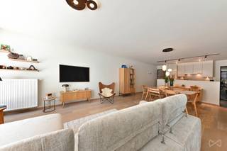 <p><span>Op een uitstekende ligging aan de bruisende Vaartkom in Leuven bevindt zich dit bijzonder ruime appartement van ca. 135 m², met een indrukwekkend zuidgericht terras van ca. 44 m². Het appartement beschikt over een EPC-label A en combineert ruimte, comfort en een uitstekende ligging vlak bij het centrum.<br /><br /></span><span>De ruime leefruimte met open keuken sluit mooi aan op het grote leefterras, dat volledig op het zuiden is gericht en uitkijkt op een aangenaam privatief groen binnenplein. Hierdoor geniet je van een rustige en groene omgeving midden in de stad. Op het terras is bovendien een regenwateraansluiting voorzien.<br /><br /></span><span>Het appartement beschikt over twee ruime slaapkamers, bereikbaar via een royale nachthal met praktische ingebouwde kasten. Ook de afzonderlijke waskamer werd voorzien van maatkasten en biedt heel wat extra bergruimte. Doorheen het appartement werd gekozen voor natuurlijke materialen zoals de volle houten parketvloer en een tijdloze afwerking. De verlichting is voorzien van dimmers, wat bijdraagt aan de aangename sfeer in de verschillende ruimtes.<br /><br /></span><span>Ook op vlak van energie en praktisch comfort scoort het appartement bijzonder goed. Het gebouw beschikt over zonnepanelen op het gemeenschappelijke dak, die bijdragen aan het verlagen van de gemeenschappelijke kosten. In de ondergrondse garage is camerabewaking aanwezig en werd reeds een voorbereiding voorzien voor het installeren van een laadpaal.<br /><br /></span><span>Een ondergrondse autostaanplaats én een private kelderberging zijn inbegrepen in de prijs. Daarnaast is er een gemeenschappelijke fietsenkelder aanwezig, eveneens met camerabewaking.<br /><br /></span><span>De ligging aan de Vaartkom vormt een absolute troef. Supermarkten, horeca, de wandelkade en verschillende recreatiemogelijkheden bevinden zich op wandelafstand. Ook het historische centrum en het station van Leuven zijn vlot te voet bereikbaar, terwijl de belangrijkste invalswegen een goede verbinding met de omgeving garanderen.<br /><br /></span><span>Een uitzonderlijk ruim en energiezuinig appartement met een groot zuidgericht terras, midden in één van de meest dynamische buurten van Leuven.<br /><br /></span><strong><span>Benieuwd naar dit appartement? Contacteer We Invest Leuven voor meer informatie of plan vandaag nog jouw bezoek.</span></strong></p>