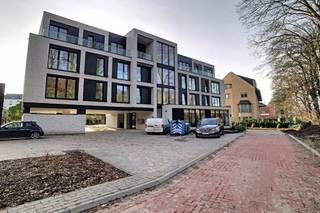 Prachtig nieuwbouwappartement met zeer luxueuze afwerking, 2 slaapkamers, 2 badkamers, ruim terras, kelder en ruime parkeerplaats met laadpaal...