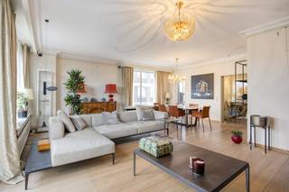 Dit lichtrijk appartement te koop met twee slaapkamers en frontaal zicht op het Stadspark is gelegen in het hartje van Antwerpen aan de Van...