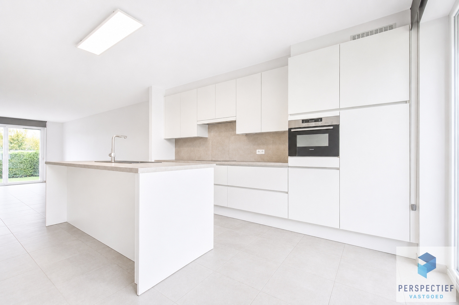 Ruim gelijkvloers appartement met 2 slaapkamers, voor- én achtertuin met terras & mogelijkheid tot aankoop staanplaats - foto 4