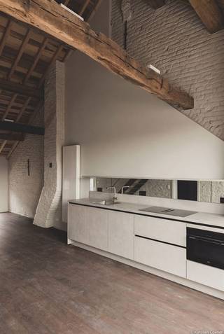 Luxe duplex loft op de tweede verdieping met 2(+1) slaapkamers, ruim terras en optioneel een staanplaats, gelegen in het centrum van Maaseik. In het...