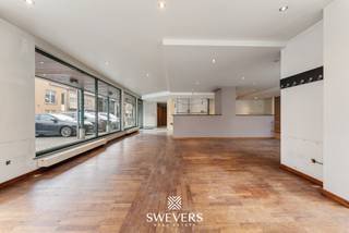 Voor meer info en foto’s, surf naar www.swevers.be – Dit handelspand in het bruisende Beringen biedt een sterke commerciële opportuniteit op een goed bereikbare locatie, op slechts 4 km van de snelwegen. Het pand dateert van 1994 en bevindt zich in op te frissen staat. De handelsruimte op het gelijkvloers omvat 149,87 m² en vormt een open en flexibel in te richten geheel, geschikt voor winkel, praktijk of dienstverlening. Aansluitend bevinden zich ruime kantoorruimtes van 142,57 m², ideaal als burelen, vergaderzaal of administratieve ondersteuning. Op de eerste verdieping is er bijkomende kantoorruimte van 74,92 m², perfect als aparte werkzone of directiekantoor.<br />Verder beschikt het gebouw over vier afzonderlijke toiletten en een praktische kelder van 44,36 m² voor stockage, archief of technische installaties. De ligging is een absolute troef: openbaar vervoer op 60 meter, scholen op 600 meter, ontspanning op 10 meter, restaurants op 100 meter en winkels op 200 meter. Deze centrale omgeving zorgt voor visibiliteit en constante passage.<br />Dankzij de combinatie van ruimte, duidelijke indeling en strategische ligging biedt dit pand een solide basis voor ondernemers die willen groeien. Met een gerichte opfrissing kan hier een hedendaagse handelszaak worden uitgebouwd, volledig afgestemd op eigen noden en visie. Voor meer informatie, bel 011 255 155. Bron bewoonbare oppervlakte: EPC – verslag.