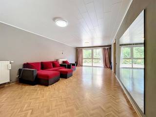 <p><span>Instapklaar appartement met garage in het hart van Roeselare</span></p><p><span>Op zoek naar een lichtrijk en instapklaar appartement op een toplocatie? Dit ruime appartement, gelegen op slechts </span><span>350 meter van de Grote Markt</span><span> van Roeselare, biedt alle comfort en een uitstekende bereikbaarheid.</span></p><p><span>Indeling: </span><span>inkomhal</span><span>, </span><span>apart (gasten)toilet</span><span>, ruime en lichtrijke </span><span>leefruimte</span><span>, aparte </span><span>keuken</span><span> met praktische </span><span>berging</span><span>, </span></p><p><span>twee ruime slaapkamers</span><span> (ramen met ingebouwde verduisterende lamellen en hor), een </span><span>badkamer</span><span> met nieuwe inloopdouche en lavabomeubel.</span></p><p><span>Daarnaast beschikt het appartement over maar liefst </span><span>twee balkons</span><span>, waardoor u op elk moment van de dag van de buitenruimte kunt genieten.</span></p><p><span>Op het gelijkvloers is er een handige berging met legplanken.</span></p><p><span>Extra troeven zijn de gunstige EPC-score en de privatieve </span><span>garage</span><span> met </span><span>elektrische poort</span><span>, een absolute meerwaarde in het stadscentrum.</span></p><p><span>Een ideale opportuniteit voor zowel eigen bewoning als investering. Momenteel verhuurd aan € 725 per maand.</span></p>
