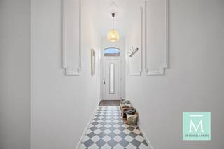 <p><span>Lichtrijke en gemeubelde stadswoning te huur in de wijk Groenenhoek te Antwerpen-Berchem:</span></p><p><span>Welkom in deze charmante woning centraal gelegen in de wijk Groenenhoek te Antwerpen-Berchem, waar comfort en stijl perfect samenkomen. </span></p><p><span>Bij binnenkomst wordt u begroet door een elegante inkomhal met mooie patronen op de vloer, die direct een gevoel van verfijning oproept. De ruime woonkamer is voorzien van een prachtige parketvloer en biedt voldoende ruimte voor een gezellige zithoek en salon waar u kunt ontspannen.</span></p><p><span>De keuken is het hart van deze woning, uitgevoerd in een modern design met strakke afwerkingen en hoogwaardige apparatuur. Ideaal voor wie van koken houdt en graag gasten ontvangt. De eetkamer, die met de keuken is verbonden, heeft een overvloed aan natuurlijk licht dankzij de grote ramen en de lichtkoepel, wat zorgt voor een luchtige en open sfeer.</span></p><p><span>Op de bovenverdieping vindt u twee ruime slaapkamers. De rustgevende kleuren en de aanwezigheid van veel daglicht creëren een kalme en serene omgeving. De moderne badkamer is voorzien van elegante tegels en beschikt over een ruime inloopdouche, een lavabomeubel, handdoekradiator en wc.</span></p><p><span>De kelderverdieping van deze woning biedt een ruime opslagmogelijkheid en is voorzien van de nodige aansluitingen voor uw wasmachine en droogkast.</span></p><p><span>De gezellige stadstuin is perfect voor zomerse barbecues en ontspanning in de buitenlucht. De gunstige locatie biedt volop parkeermogelijkheden in de directe omgeving en de woning beschikt ook over een voortuin waar u uw fietsen kan plaatsen.</span></p><p><span>Deze woning is perfect gelegen in een rustige buurt en toch dicht bij alle voorzieningen die Antwerpen-Berchem te bieden heeft. Mis deze unieke kans niet om in een prachtige thuis te wonen die modern comfort en historische charme combineert. </span></p><p><span>Neem vandaag nog contact met ons op voor een bezichtiging en ontdek de vele mogelijkheden van deze fraaie woning die </span><span>gemeubeld</span><span> verhuurd wordt! </span></p><p><span>Voor verdere inlichtingen of een bezichtiging kan u ons bereiken op 015/20.20.82. of <span>info@demakelaardij.be</span></span><span> .</span></p>
