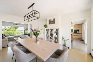 Schrijf je in voor het bezoekmoment nu zaterdag 27/06 via onze website:<br />https://benjaminverkoopt.be/panden/instapklare_alleenstaande_woning_met_bijgebouw_en_landelijk_zicht_in_dadizele/<br />- Verzorgde, instapklare open bebouwing<br />- Ideale ligging met landelijk zicht: Kortrijksestraat 18, Dadizele<br />- Lichtrijke leefruimtes<br />- Open keuken, volledig uitgerust<br />- Grote, zuidgerichte tuin<br />- Handig bijgebouw/mancave/berging in 2 verdiepingen<br />- 3 slaapkamers<br />- Ruime badkamer met inloopdouche en wastafel<br />- 2 toiletten en extra douchekamer op het gelijkvloers<br />- Garage en 3 parkeerplaatsen bij de woning<br />- Conforme elektriciteit<br />- 2 aangesloten regenwaterputten van elk 10.000 liter + waterverzachter<br />- EPC: 290 kWh/m²/jaar, UC: 3878019<br />- Asbestveilig<br />- Optie tot splitsen perceel in extra stuk bouwgrond (mits aanvraag)<br />- Richtprijs: € 445.000