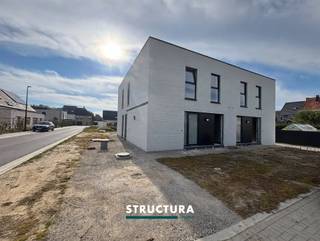 Nieuwbouwwoning met 3 slaapkamers en tuin gelegen in rustige, nieuwe wijk!Deze moderne nieuwbouwwoning, gelegen in het Kloppershof te Opwijk, combineert een hedendaagse architectuur met een stijlvolle afwerking en een praktische indeling. Dankzij de grote raampartijen geniet de woning van een overvloed aan natuurlijk licht en een aangename verbinding met de tuin.Op het gelijkvloers bevindt zich de inkomhal met vestiaire en afzonderlijk gastentoilet. De ruime leefruimte biedt plaats aan een gezellige zithoek en eetplaats en sluit naadloos aan op de moderne, open keuken met kookeiland. Via de grote raampartijen heeft u rechtstreeks toegang tot het terras en de tuin. Verder beschikt deze verdieping over een praktische wasberging.De eerste verdieping omvat drie slaapkamers en een ruime badkamer, uitgerust met zowel een ligbad als een inloopdouche en een dubbele wastafel. Daarnaast zijn er een afzonderlijk toilet en een extra berging aanwezig.Ook buiten biedt deze woning heel wat mogelijkheden. De tuin met terras vormt een aangename plek om te ontspannen, terwijl de carport (wordt nog geïnstalleerd) naast de woning voor extra gebruiksgemak zorgt.De woning bevindt zich momenteel in de laatste afwerkingsfase en zal binnenkort volledig klaar zijn voor haar eerste bewoners!Karakteristieken•Nieuwbouwwoning met hedendaagse architectuur•3 slaapkamers•Lichtrijke leefruimte met grote raampartijen•Moderne open keuken met kookeiland•Badkamer met ligbad, inloopdouche en dubbele wastafel•2 afzonderlijke toiletten•Praktische wasberging en extra berging•Tuin met terras•Parkeergelegenheid naast de woning onder carport•Verwarming via warmtepomp•ZonnepanelenEPB in opmaak. Onmiddellijk beschikbaar. 3 maanden huurwaarborg.