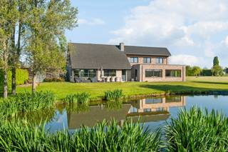Welkom in deze unieke eigendom op een royaal perceel van maar liefst 6.339m².Hier geniet je van een zee aan ruimte, rust en privacy, omringd door...