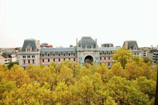 Het appartement bevindt zich op de 6e verdieping van het gebouw. We betreden het appartement in de inkomhal. Wat onmiddellijk opvalt is het...