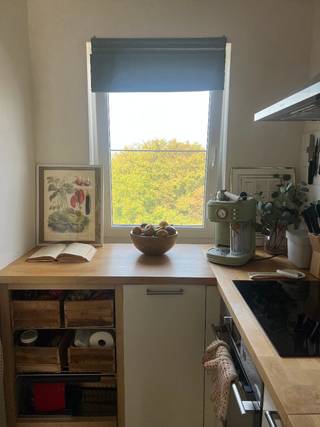 Lichtrijk appartement met groot zuidgericht terras én garagebox<br /><br />Op de vierde verdieping van deze verzorgde residentie in Kuringen bevindt zich dit gerenoveerde appartement met een prachtig terras van maar liefst 20 m².<br /><br />Dankzij de uitstekende ligging, op slechts 3 minuten van de Grote Ring van Hasselt en 1 minuut van de autosnelweg, geniet je van een vlotte bereikbaarheid en een ideale uitvalsbasis.<br /><br />Het appartement werd grondig vernieuwd. Zo werden de vloeren, keuken en badkamer volledig gerenoveerd. Daarnaast zijn er nieuwe ramen geplaatst en werd een airco geïnstalleerd voor extra wooncomfort.<br /><br />Het appartement biedt 55m² aan bewoonbare oppervlakte en beschikt over een inkomhal, leefruimte, keuken, badkamer, slaapkamer mét dressing plus een groot zuid georiënteerd terras. Er is ook een gemeenschappelijke tuin die je mag gebruiken. <br /><br />Bij het appartement hoort een kelderberging én een garagebox achter het gebouw. <br /><br />Ben je benieuwd naar dit appartement? Stuur gerust een bericht en we plannen een bezoek.