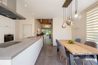 <p><span>Instapklare halfopen bebouwing op toplocatie in Edegem (Molenveldwijk)</span></p><p><span> </span></p><p><span>Bent u op zoek naar een moderne, energiezuinige woning op een uitstekende locatie? Dan is deze prachtige halfopen bebouwing in de gegeerde Molenveldwijk in Edegem zeker een bezoek waard.</span></p><p><span> </span></p><p><span>Deze instapklare woning, gebouwd in 2015, combineert hedendaags wooncomfort met een uitstekende energieprestatie (energielabel A). Dankzij de grote raampartijen geniet u doorheen de hele woning van een overvloed aan natuurlijke</span></p><p><span> lichtinval, wat zorgt voor een aangename en open woonbeleving.</span></p><p><span> </span></p><p><span>De woning beschikt over drie volwaardige slaapkamers en een moderne badkamer. De lichtrijke leefruimte vormt het hart van de woning en sluit perfect aan bij de hedendaagse levensstijl. De praktische indeling, kwalitatieve afwerking en uitstekende staat van onderhoud maken dat u hier zonder renovatiewerken onmiddellijk kunt intrekken.</span></p><p><span> </span></p><p><span>Met haar energielabel A biedt deze woning niet alleen optimaal wooncomfort, maar ook een laag energieverbruik. De halfopen bebouwing zorgt bovendien voor extra privacy en een aangenaam gevoel van ruimte.</span></p><p><span> </span></p><p><span>Gelegen in de geliefde Molenveldwijk geniet u van een rustige, residentiële omgeving met scholen, winkels, openbaar vervoer en belangrijke invalswegen binnen handbereik. Deze toplocatie maakt de woning bijzonder aantrekkelijk voor gezinnen en iedereen die comfortabel wil wonen in een groene en goed bereikbare buurt.</span></p><p><span> </span></p><p><span>Kortom, een moderne en instapklare gezinswoning met drie slaapkamers, veel natuurlijke lichtinval en een uitstekende energieprestatie, gelegen op een van de meest gegeerde locaties van Edegem.</span></p><p><span> </span></p><p><span>Ter info: de aanwezige meubels maken deel uit van de woning en blijven ter plaatse. </span></p><p><span> </span></p><p><span>Interesse? Contacteer ons vandaag nog voor meer informatie of een bezichtiging.</span></p>