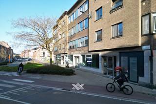 Deze veelzijdige handelsruimte van 199 m² is gelegen op het gelijkvloers in residentie Steenakker aan de Zwijnaardsesteenweg in Gent. Het pand is momenteel ingedeeld in een inkomhal, drie afzonderlijke ruimtes, een keuken, twee toiletten, twee bergingen en een technische ruimte. Deze casco andelsruimte dient een totaalrenovatie te ondergaan en kan zo volledig naar eigen smaak en goesting worden afgewerkt. Dankzij de grote raampartijen genieten de ruimtes van overvloedig daglicht en een sterke visuele aanwezigheid in het straatbeeld. <br /><br />De ligging is één van de sterke troeven van dit pand. De Zwijnaardsesteenweg is een belangrijke verbindingsas in Gent en kent de constante stroom van verkeer en passage. In de directe omgeving bevinden zich tal van voorzieningen, diensten en instituten, wat de aantrekkelijkheid en dynamiek van deze locatie versterkt. Bovendien is de bereikbaarheid uitstekend: zowel met de wagen als het met openbaar vervoer. <br /><br />EPC: C / CV op aardgas / EK niet-conform / niet-asbestveilig <br /><br />Het goed is een niet-residentiële gebouweenheid die deel uitmaakt van een groter gebouw dat niet volledig verkocht wordt. De koper is dus verplicht om ten laatste tegen 29 juni 2029 te voldoen aan de renovatieverplichting met een minimaal aantal maatregelen rond beglazing, verwarming en koeling. <br /><br />Interesse? sarie@landbergh.be of 09 278 78 79