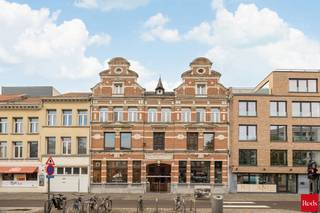 <p><strong>Indrukwekkende kantoor- of showroomruimte in iconisch gebouw op het Eilandje (160 m²)</strong></p>
<p>In het karaktervolle gebouw <em>“The Grain Embassy”</em> op het bruisende Eilandje bieden wij opnieuw een uitzonderlijke commerciële ruimte aan, gelegen op het gelijkvloers aan de voorzijde van het gebouw. Met een oppervlakte van ca. 160 m² geniet deze kantoor- of showroomruimte van maximale visibiliteit en een krachtige uitstraling op een absolute toplocatie in Antwerpen.</p>
<p>Deze unieke ruimte ademt authenticiteit en karakter. De indrukwekkende plafondhoogte met originele moulures creëert een gevoel van grandeur en openheid, terwijl de industriële architectuur harmonieus gecombineerd wordt met een hedendaagse en professionele afwerking. Grote raampartijen aan de voorzijde zorgen niet alleen voor een overvloed aan natuurlijke lichtinval, maar versterken ook de commerciële zichtbaarheid van het pand.</p>
<p>Dankzij de open en polyvalente indeling biedt deze ruimte tal van mogelijkheden en laat ze zich flexibel inrichten als:</p>
<p>showroom<br />kantoorruimte<br />creatieve studio of atelier<br />combinatie van werken & ontvangen</p>
<p>Hier krijgt uw onderneming letterlijk en figuurlijk ruimte om te groeien. De authentieke uitstraling in combinatie met de professionele omgeving maakt dit pand bijzonder geschikt voor creatieve ondernemingen, design- en modebedrijven, architectenbureaus, consultancykantoren of showroomactiviteiten.</p>
<p>Ook de ligging vormt een absolute troef. Op wandelafstand bevindt zich Park Spoor Noord en het bruisende Eilandje, terwijl de nabijheid van belangrijke invalswegen en de havenzone zorgt voor een uitstekende bereikbaarheid voor zowel klanten als medewerkers. Openbaar vervoer bevindt zich bovendien vlakbij.</p>
<p>De totale kosten bedragen maandelijks €586.</p>
<p>Bent u op zoek naar een inspirerende kantoor- of showroomruimte met uitstraling, karakter en een strategische ligging op het Eilandje? Dan is dit zonder twijfel een opportuniteit die u niet mag missen.</p>
<p>Voor meer informatie of een bezoek ter plaatse kan u vrijblijvend contact opnemen met Xander via xander@reds.be.</p>