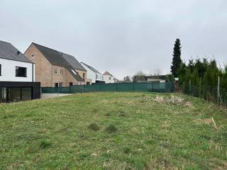 Danneels biedt momenteel het <strong>laatste perceel bouwgrond</strong> te koop aan in een goed gelegen verkaveling in deelgemeente Mechelen-Bovelingen.<br /><br />Lot 17 is heeft een oppervlakte van 461 m², is bestemd voor <strong>halfopen bebouwing </strong>en heeft een ideale zuidwest oriëntatie. <br /><br />Dit perceel bouwgrond wordt te koop aangeboden zonder bouwverplichting. Je kan dus vrij kiezen wanneer en met welke firma je hier jouw nieuwe woning gaat realiseren. <br /><br />Door de <strong>rustige ligging </strong>gelegen in een recente woonbuurt is deze bouwgrond ideaal voor jonge gezinnen of mensen die willen bouwen in een aangename omgeving. <br /><br />Heers ligt op enkele kilometers van de op- en afrit van de E40. Hierdoor beschik je over een goede verbinding naar Tienen, Leuven en Brussel. In de directe omgeving zijn er ook verschillende bushaltes.