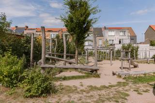 Gezellige stadswoning nabij het historische centrum van Gent.<br /><br />Deze charmante stadswoning is gelegen in de Kaprijkestraat 42 te Gent, op een uitstekende locatie op een boogscheut van het historische centrum van Gent. Rustig gelegen in een doodlopende straat!<br />Dankzij de centrale ligging geniet u van alles wat de stad te bieden heeft: gezellige pleinen (o.a. Park van Ooit), winkels, restaurants, cafés en culturele hotspots bevinden zich op korte afstand.<br />Met een uitstekende Mobiscore van 9,2/10 is deze woning ideaal gelegen voor wie comfortabel en centraal wil wonen zonder afhankelijk te zijn van de wagen.<br /><br />Bij het binnenkomen wordt u verwelkomd in een lichtrijke leefruimte. De grote raampartij aan de voorzijde zorgt voor een aangename natuurlijke lichtinval. Aansluitend bevindt zich de uitgeruste keuken, voorzien van een ingebouwde koelkast, oven, kookplaat en dampkap.<br /><br />De woning werd gerenoveerd en combineert hedendaags comfort met een gezellige stadsuitstraling. Dankzij de grote raampartij en de dakkoepel geniet de woning overal van een aangenaam gevoel van ruimte en licht.<br /><br />Op de eerste verdieping bevindt zich de badkamer met douche en een eerste kamer. Deze ruimte kan flexibel ingericht worden als slaapkamer, gezellige leefruimte, hobbykamer of extra bergruimte.<br /><br />Op de tweede verdieping bevindt zich een tweede open slaap-/zolderkamer, een sfeervolle ruimte met verschillende mogelijkheden.<br /><br />Troeven van deze woning:<br />• Gerenoveerde stadswoning<br />• Uitstekende ligging nabij Gent centrum<br />• Mobiscore 9,2/10<br />• Lichtrijke leefruimte<br />• Moderne uitgeruste keuken<br />• Grote raampartij en dakkoepel voor extra lichtinval<br />• 2 slaapruimtes met flexibele indeling<br />• Nabij Park van Ooit<br />• Ideaal voor starters, ouders met studerende kinderen of investeerders<br /><br />Een ideale woning voor wie op zoek is naar een gezellige en instapklare stadswoning met een uitstekende ligging in Gent.<br /><br />Voor meer informatie of een bezoek contacteer Eva via 0475/69.38.22 of eva@vicusvastgoed.be.