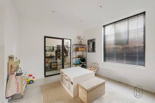 Volledig gerenoveerde, instapklare woning met drie slaapkamers en een tuin met prachtig zicht op de Kluisberg. Deze charmante woning...