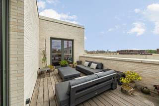 Een oase van rust, vlak bij de stad
Ruimte, licht en natuur komen samen in dit prachtige appartement van 160 m², met als absolute blikvanger een zuidgericht terras van maar liefst 34 m².** Een plek waar je thuiskomt, tot rust komt en volop geniet van het leven.
Binnen en buiten in harmonie
Het royale terras vormt een verlengstuk van de leefruimte. Stel je een lange tafel voor waar familie en vrienden samenkomen, een gezellige loungehoek tussen het groen en warme zomeravonden die eindeloos mogen duren. Dankzij de zuidelijke oriëntatie geniet je hier volop van de zon, tot de avond langzaam valt.
Ook binnen staat licht centraal. De grote raampartijen creëren een aangenaam ruimtegevoel en een warme, uitnodigende sfeer. De doordachte indeling en kwaliteitsvolle inbouwkasten combineren elegantie met praktisch wooncomfort. Bovendien kan eenvoudig extra slaapgelegenheid worden voorzien met een opklapbed, zonder permanent ruimte op te offeren.
Het beste van twee werelden
Hier woon je midden in het groen, met meer dan 500 hectare bos en natuur in de omgeving. Ideaal voor een ochtendwandeling, een sportieve fietstocht of gewoon even ontsnappen aan de dagelijkse drukte.
Tegelijk bevinden winkels en dagelijkse voorzieningen zich vlakbij en ligt de bruisende stad Antwerpen op een steenworp afstand. **De rust van de natuur en de levendigheid van de stad komen hier moeiteloos samen.
Comfort tot in de details
Ook op het vlak van comfort heeft dit appartement heel wat te bieden. De badkamer beschikt over zowel een ruime inloopdouche als een ligbad. Een warmtepomp zorgt voor energiezuinig verwarmen en koelen, afgestemd op hedendaags wooncomfort.
Verder beschikt het appartement over een praktische wasplaats/berging, een ondergrondse parkeerplaats en maar liefst twee kelderbergingen. Alles is aanwezig om zorgeloos en georganiseerd te wonen.
Van een rustig ontbijt op het terras tot lange avonden met vrienden. Van een wandeling door het groen tot een gezellige avond in de stad.
Dit is meer dan een appartement. Het is een plek waar ruimte, comfort en levenskwaliteit samenkomen. Een thuis om elke dag opnieuw van te genieten.
Staanplaats en 2 ruime bergingen verplicht mee aan te kopen voor 55.000 EUR