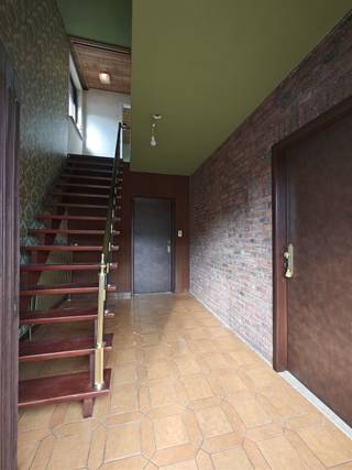 <h3><span>Vrijstaande renovatiewoning met uitzonderlijk mooie ligging in het hart van Maasmechelen</span></h3><p><span>Bent u op zoek naar een woning met karakter, ruimte en vooral een topligging? Dan is deze vrijstaande renovatiewoning in het centrum van Maasmechelen zeker een bezoek waard.</span></p><p><span>De woning geniet van een prachtige en uiterst centrale ligging, op wandelafstand van scholen, winkels, dokters, openbaar vervoer en alle dagelijkse voorzieningen. Hier woont u rustig, maar toch met alles binnen handbereik.</span></p><p><span>Voor de woning zijn er ruime parkeermogelijkheden voorzien. Daarnaast beschikt het pand over een inpandige garage met plaats voor één wagen. Achter de garage bevindt zich bovendien extra bergruimte die ideaal kan dienen als tuinberging.</span></p><p><span>Bij het betreden van de woning komt u terecht in de inkomhal. Van hieruit heeft u enerzijds via de trap toegang tot de eerste verdieping. Op deze verdieping bevinden zich vier slaapkamers, een badkamer en een zolderluik dat toegang geeft tot de ruime zolder.</span></p><p><span>Anderzijds bereikt u vanuit de inkomhal de leefruimte en de keuken. Beide ruimtes zijn afzonderlijk van elkaar ingericht, maar staan eveneens met elkaar in verbinding. Vanuit de keuken komt u in een sas dat toegang biedt tot het gastentoilet en een praktische bergruimte met stookolietank en wasplaats. De wasplaats geeft rechtstreeks toegang tot de inpandige garage. Via de achterdeur in het sas bereikt u de tuin.</span></p><p><span>Deze ruime woning biedt bijzonder veel potentieel voor wie op zoek is naar een renovatieproject op een uitstekende locatie. Dankzij de centrale ligging, de praktische indeling en de ruime bewoonbare oppervlakte vormt dit pand een ideale opportuniteit voor handige kopers die hun droomwoning volledig naar eigen smaak willen realiseren.</span></p><p><span>Interesse? Neem gerust contact op voor meer informatie of een bezichtiging:<br />Carolien@jemar.be<br />0484 35 70 67</span></p><p><span>“Dit pand kan onderhevig zijn aan de renovatieverplichting die door de Vlaamse overheid wordt opgelegd voor residentiële gebouwen. Consulteer voor meer informatie de website van het Vlaams Energie- en Klimaatagentschap via <span>https://www.energiesparen.be/renovatieverplichting-residenti%C3%ABle-gebouwen-2023</span></span><span>”</span></p><p><span> </span></p><p><span> </span></p><p><span> </span></p>