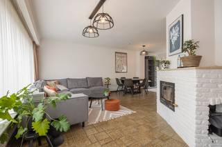 <p><strong>Spacieuse maison bel-etage avec 3 à 4 chambres, garage et jardin profond</strong></p><p>Dans la <strong>Gustaaf De Smetlaan à Aartselaar</strong>, vous trouverez cette <strong>maison bel-etage spacieuse et bien entretenue</strong> avec <strong>3 à 4 chambres à coucher</strong>, une <strong>large allée</strong>, un <strong>garage intérieur</strong>, une <strong>terrasse</strong> et un <strong>jardin profond avec un abri de jardin.</strong></p><p>La propriété est située dans un <strong>quartier résidentiel calme et agréable</strong>, caractérisé par des <strong>propriétés résidentielles</strong>, des <strong>rues larges</strong> et une <strong>bonne accessibilité</strong>. Vous vivez ici à une courte distance du <strong>centre d'Aartselaar</strong>, des <strong>magasins</strong>, des <strong>écoles</strong> et des <strong>transports publics</strong>, tandis que l'<strong>autoroute A12</strong> et les villes environnantes sont également facilement accessibles.</p><p>Au rez-de-chaussée, vous trouverez le <strong>hall d'entrée</strong>, le <strong>garage</strong>, la <strong>buanderie</strong> et une <strong>pièce supplémentaire</strong> qui pourrait parfaitement servir de <strong>salle de loisirs</strong>, de <strong>bureau</strong> ou de <strong>chambre supplémentaire</strong>. Grâce à la <strong>large allée</strong>, il y a également de la place pour <strong>plusieurs voitures</strong>.</p><p>Au rez-de-chaussée, vous profiterez d'un <strong>espace de vie spacieux et lumineux</strong> avec de <strong>grandes fenêtres</strong>, une <strong>salle à manger</strong>, un <strong>coin salon</strong> et une <strong>cheminée caractéristique</strong>. La <strong>cuisine</strong> est adjacente et donne accès à la <strong>terrasse</strong>.</p><p>L'étage supérieur dispose de <strong>plusieurs pièces</strong>, idéales comme <strong>chambres à coucher</strong>, <strong>dressing</strong>, <strong>bureau</strong> ou <strong>pièce de loisir</strong>.</p><p>A l'arrière, le <strong>jardin profond avec abri de jardin</strong> offre beaucoup d'<strong>espace extérieur</strong> et des <strong>options de stockage supplémentaires</strong>.</p><p>La propriété est <strong>bien entretenue</strong> et offre de l'espace pour la <strong>rafraîchir</strong> à votre goût.</p><p><strong>Prix fixe : les offres égales ou supérieures à ce montant sont acceptées. Planifiez votre visite dès aujourd'hui.</strong></p>