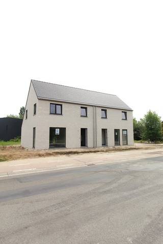 Hectaar realiseert deze halfopen nieuwbouwwoningen vlakbij het centrum van Rumbeke, met een vlotte aansluiting op de E40 richting Kortrijk en Brugge.<br />Op het gelijkvloers vindt u een inkomhal, gastentoilet, lichtrijke leefruimte met open keuken en een aanpalende opbergruimte. De eerste verdieping omvat drie ruime slaapkamers, een extra berging, een badkamer uitgerust met een dubbel lavabomeubel, ligbad en inloopdouche, en een apart toilet.<br /><br /><strong>Troeven van de woning: </strong>
<ul>
	<li>Energiezuinige woning</li>
	<li>Vlotte bereikbaarheid</li>
	<li>Lichtrijke leefruimte met open keuken</li>
	<li>Warmtepomp lucht/ water in combinatie met vloerverwarming op het gelijkvloers</li>
	<li>Mogelijkheid tot het plaatsen van een carport</li>
</ul>
Interesse? Neem gerust contact met ons op voor meer informatie of plan een bezoek in bij ons op kantoor in Roeselare.<br />Jouw nieuwe thuis in Rumbeke wacht op je!