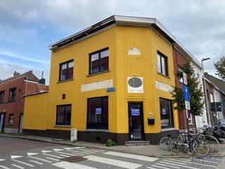 Handelshuis met mogelijkheden, gelegen hoek Diestsesteenweg en Heuvelstraat (22m langs de straat) er is tevens een aparte verhuurde...