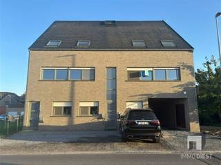 <p><span>Duplex appartement met 3 slaapkamers te koop!</span></p><p><span> </span></p><p><span>Ligging:</span><span> Op wandelafstand van de markt van Halen bevindt zich dit ruime duplex appartement. De bouw werd opgetrokken met de nodige aandacht voor energiezuinigheid. Hierdoor is er een gunstig EPC B. </span></p><p><span>Door de privatieve staanplaats vooraan vormt parkeren geen probleem. Tegenover het appartement is er ook en Spar dus een verre verplaatsing voor boodschappen is niet nodig.<br /><br /></span></p><p><span>Beschrijving:</span><span> We betreden het pand via de gemeenschappelijke inkomhal, waar zich meteen een apart gastentoilet bevindt, evenals de toegang tot het appartement. Het appartement beschikt over een lichtrijke leefruimte met open keuken, die rechtstreeks aansluit op een ruim terras. Dit zorgt voor een aangename woonbeleving met veel natuurlijk licht en een vlotte verbinding tussen binnen- en buitenruimte.</span></p><p><span>Via de trap bereiken we de tweede verdieping. De nachthal geeft toegang tot drie slaapkamers en een apart toilet. De badkamer is uitgerust met een douche, ligbad en enkele lavabo. Daarnaast zijn hier ook de aansluitingen voor wasmachine en droogkast voorzien.</span></p><p><span>Het appartement is momenteel verhuurd aan </span><span>€950 per maand</span><span> en wordt correct onderhouden door de huidige huurders. Hierdoor vormt dit pand ook een interessante opportuniteit voor investeerders die op zoek zijn naar een verhuurd en verzorgd eigendom.</span></p><p><span> </span></p><p><span>Troeven: </span></p><ul><li><span>Centrale ligging in Halen </span></li><li><span>Gunstig EPC B-label!</span></li><li><span>Ruim gevoel het appartement heeft een bewoonbare oppervlakte van 130m².</span></li><li><span>Private staanplaats vooraan.</span></li><li><span>De gevels van het gebouw zijn inmiddels gevoegd</span></li><li><span>2 toiletten</span></li></ul><p><span>Kom zeker een kijkje nemen en ontdek zelf wat deze woning te bieden heeft.<br />Bel Immo Diest: 013 31 25 22</span></p><p><span>of bel mij op</span><span> 0498 52 64 52 (jan.vanonckelen@immodiest.be )</span><span>, dan geef ik je een persoonlijke rondleiding</span></p>