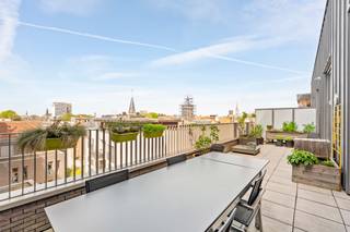 <p>Penthouse unique de 170 m² à vendre dans la Lange Sint Annastraat, au cœur historique d’Anvers. Situé au quatrième étage d’un complexe résidentiel moderne construit en 2012, cet appartement offre une combinaison exceptionnelle d’espace, de lumière et de caractère.</p>
<p>Dès l’entrée, vous découvrez une première chambre avec salle de bain attenante et une magnifique luminosité naturelle. Le vaste séjour aux hauts plafonds constitue le cœur du logement et bénéficie d’une abondante lumière du jour. Il s’ouvre sur une grande cuisine ouverte avec un espace de rangement pratique et une superbe vue sur la ville.</p>
<p>Un élégant escalier mène à l’étage supérieur, où se trouve une seconde chambre ouverte, reliée à l’ensemble du volume de l’appartement, créant ainsi une expérience de vie unique de style loft. L’appartement dispose également de deux toilettes, d’une buanderie séparée avec espace de rangement, ainsi que de nombreux espaces de stockage.</p>
<p>L’achat d’un très grand emplacement de parking est obligatoire avec l’appartement (50 000 €), ainsi qu’une cave pratique (incluse).</p>
<p>Une opportunité rare pour ceux qui souhaitent vivre avec espace et élégance dans un emplacement de premier choix à Anvers.</p>